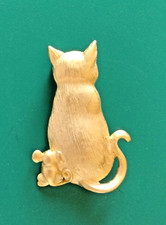 Vintage Cat Sitting with a Mouse Brooch (156 - 2037)
