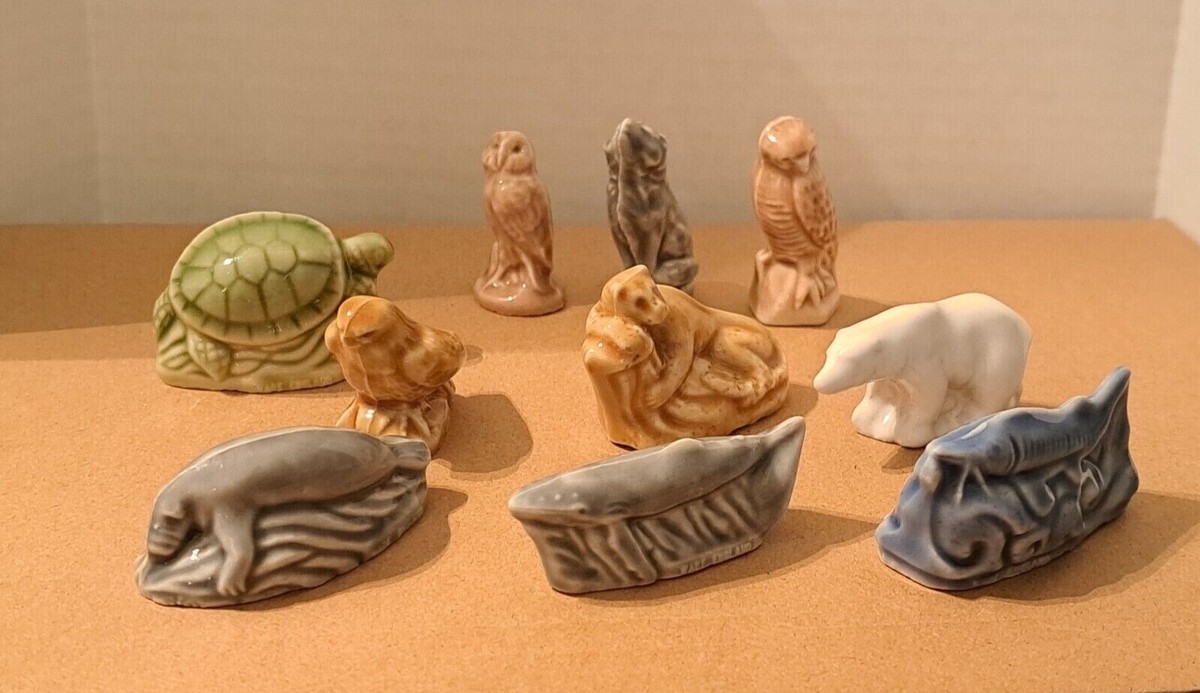 Peregrine Falcon Wade Ceramic Figurine - Red Rose Tea North American Endangered Series 1999-2002