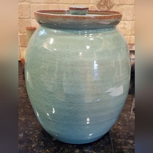 Beautiful Light Blue North Carolina Pottery Canister Jar with Amazing Glaze - Picture 5 of 15