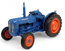 UNIVERSAL HOBBIES, FORDSON Dexta 1960, échelle 1/32, UH6270