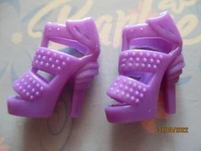 BARBIE DOLL / PAIR OF SHOES: BOOTS, PUMPS ....... (473)