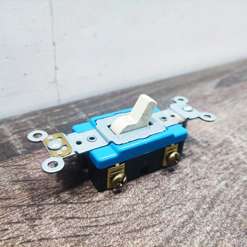 NEW OPEN BOX | LEVITON 1201-02I 15A SINGLE POLE TOGGLE SWITCH - Image 4 of 4