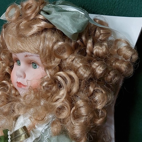 Bambola porcellana Geppeddo 16" capelli biondi con occhi verdi 16B988 nuova con scatola - Foto 5 di 13