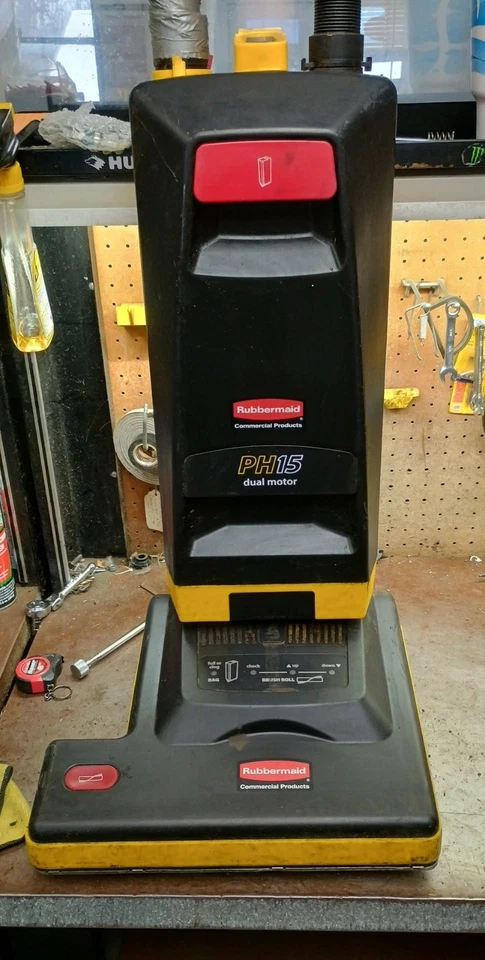 Rubbermaid PH15 Aspirador Comercial Doble Motor (CUBIERTA DE ENTRADA INFERIOR) Foto 3 de 4