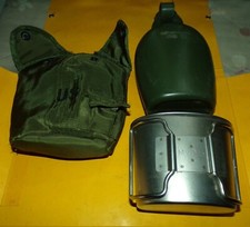 GOURDE MILITAIRE DES PAYS -BAS EN PLASTIQUE AVEC SON QUART EN ALUMINIUM  ET UNE