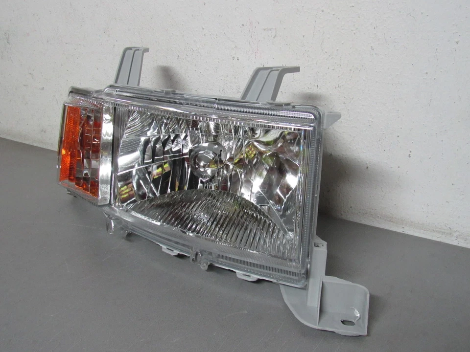 2004 2006 SCION XB RIGHT SIDE HEADLIGHT - Image 3 of 4