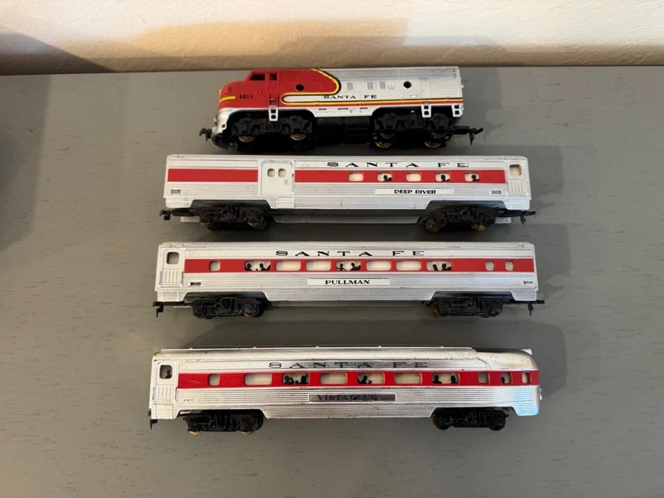 TYCO HO Scale Santa Fe Passenger Train Set. 1 F7A Locomotive & 3 Passenger Cars - Image 2 of 4