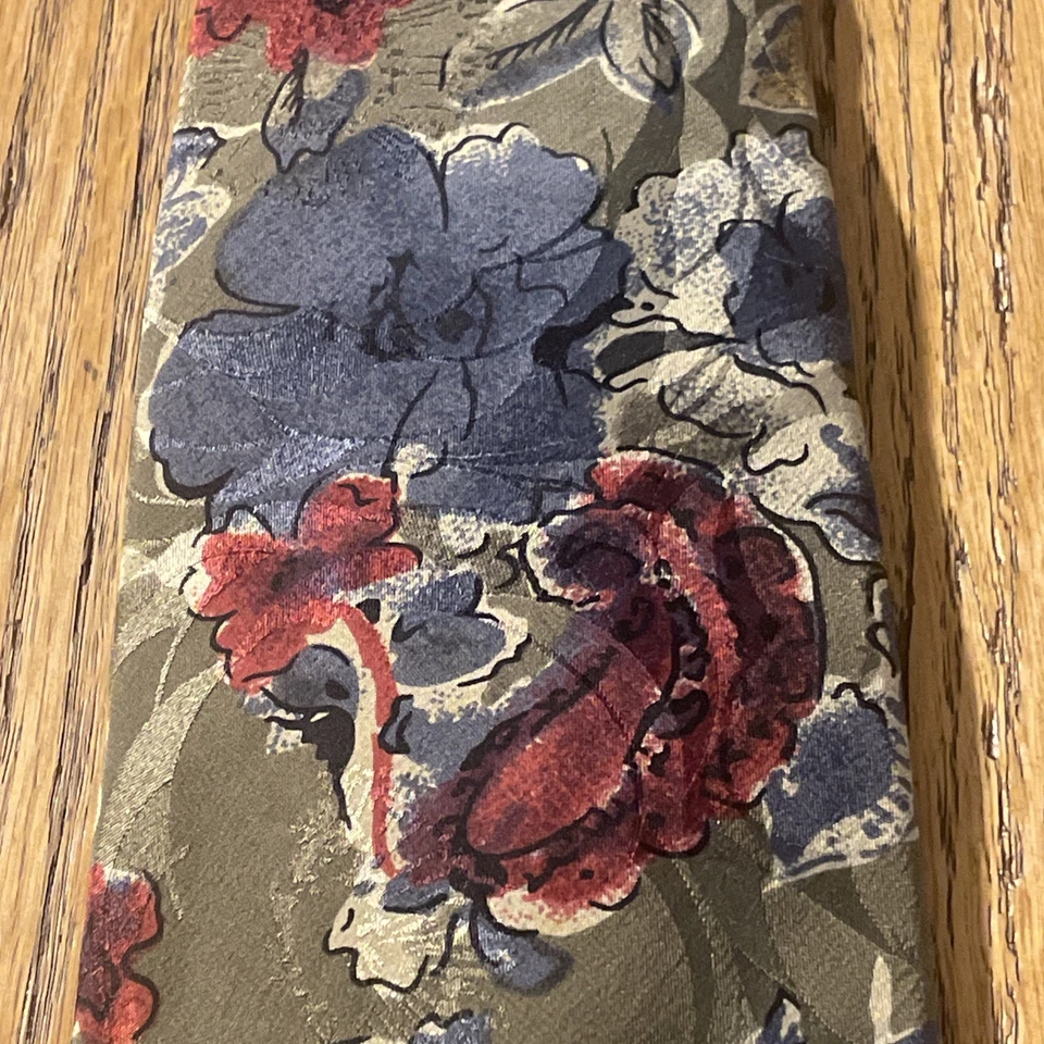 Gravata masculina vintage em excelente estado usado Abercrombie & Fitch gravata de seda abstrata floral feita nos EUA - Imagem 4 de 4