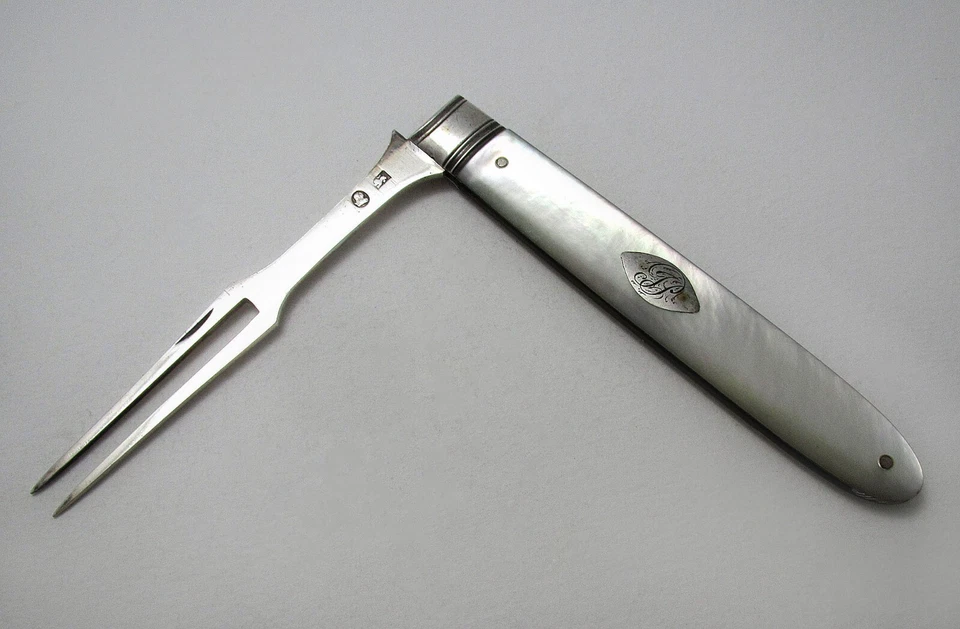 Tenedor grande de frutas encurtido de viaje plegable madreperla de plata inglesa Jorge III Foto 2 de 4