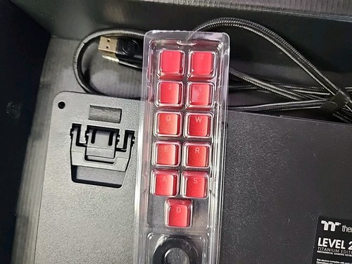 Thermaltake KB-LVT-SSSRUS-01 Level 20 RGB Titanium Gaming Keyboard Speed Silver - Picture 5 of 6