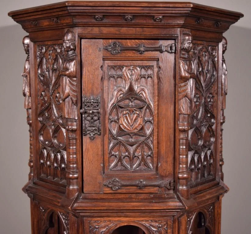 Gabinete/consola/aparador vintage de renacimiento gótico francés, madera de roble altamente tallada Foto 4 de 4