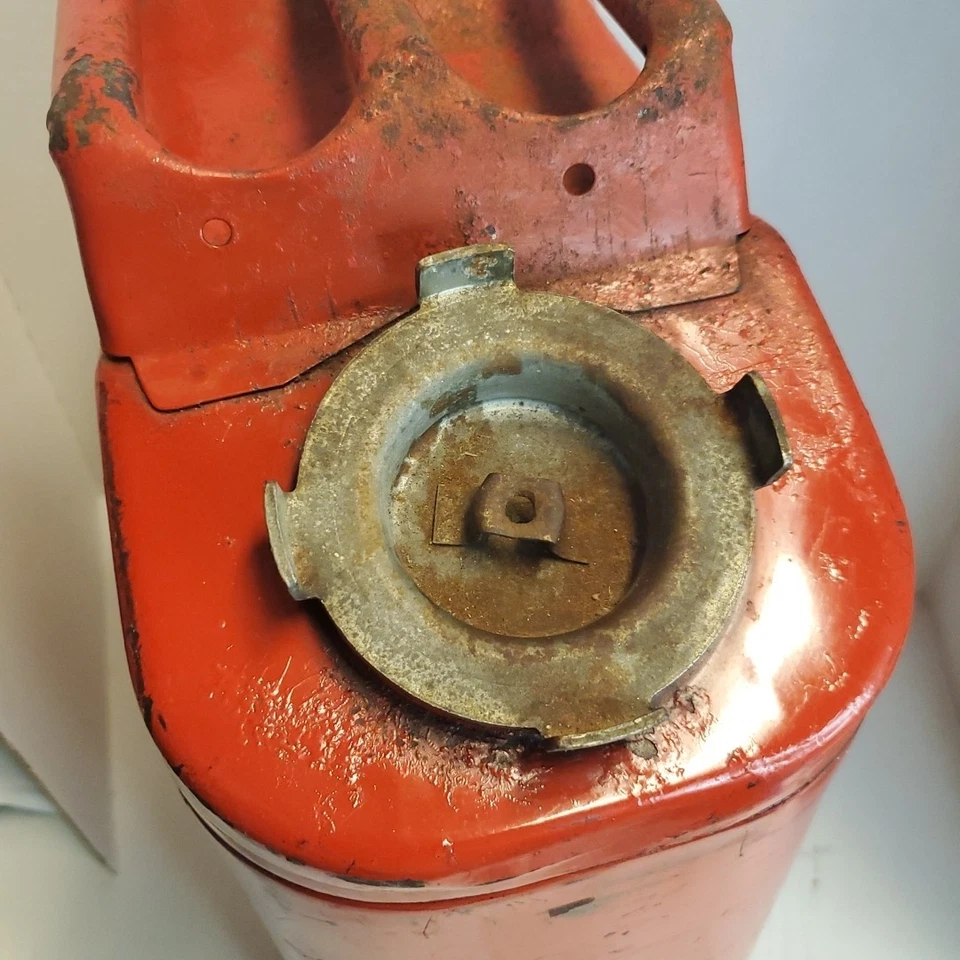 VTG USMC Blitz 5 Gallon Metal Gas Can DOT 5L 5-89 Red Jerry Can Screw on Cap - Image 3 of 4