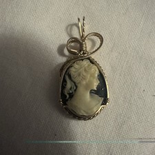 VINTAGE PLASTIC CAMEO RESIN OVAL PENDANT SET IN GOLD TONE METAL