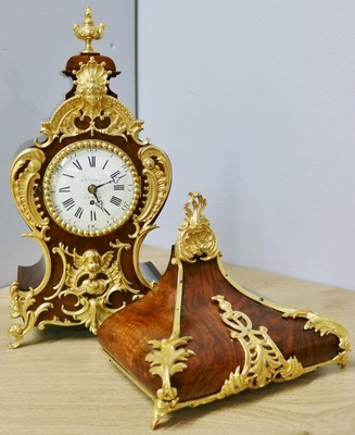 Antike französische Rokoko 8 Tage Nussbaum Uhr Kaminuhr auf Original Halterung