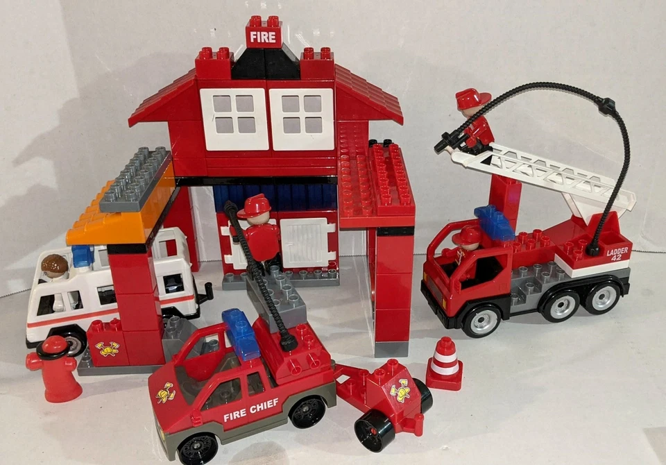 BEST-LOCK JUNIOR FIRE STATION RESCUE SET WITH FIRE TRUCKS & AMBULANCE - Image 2 of 4