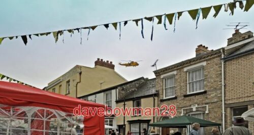 PHOTO  THE CHIVENOR AIR SEA RESCUE HELICOPTER BEYOND HOUSES IN PILTON STREET ON - Photo 1/1