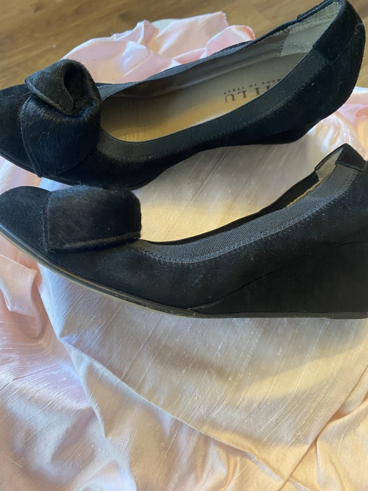 女式 ANYI LU 黑色麂皮绒低楔形鞋跟芭蕾平底鞋,尺寸。 37.5 带貂皮口音 — 第 4/4 张图片