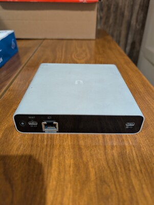 Unifi Cloudkey Gen 2 Plus UCK-G2-PLUS Wireless Controller WITH Rackmount