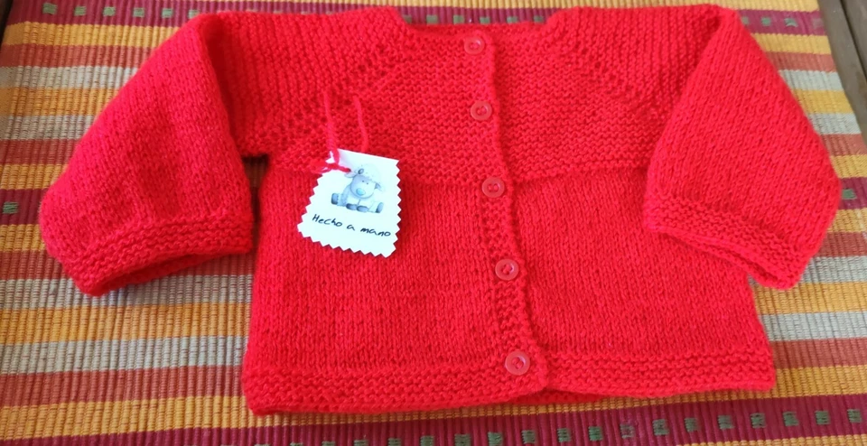 Chaqueta o Jersey Bebé y capota. 6- 12 meses. Color rojo. Hecho a mano - Imagen 3 de 4
