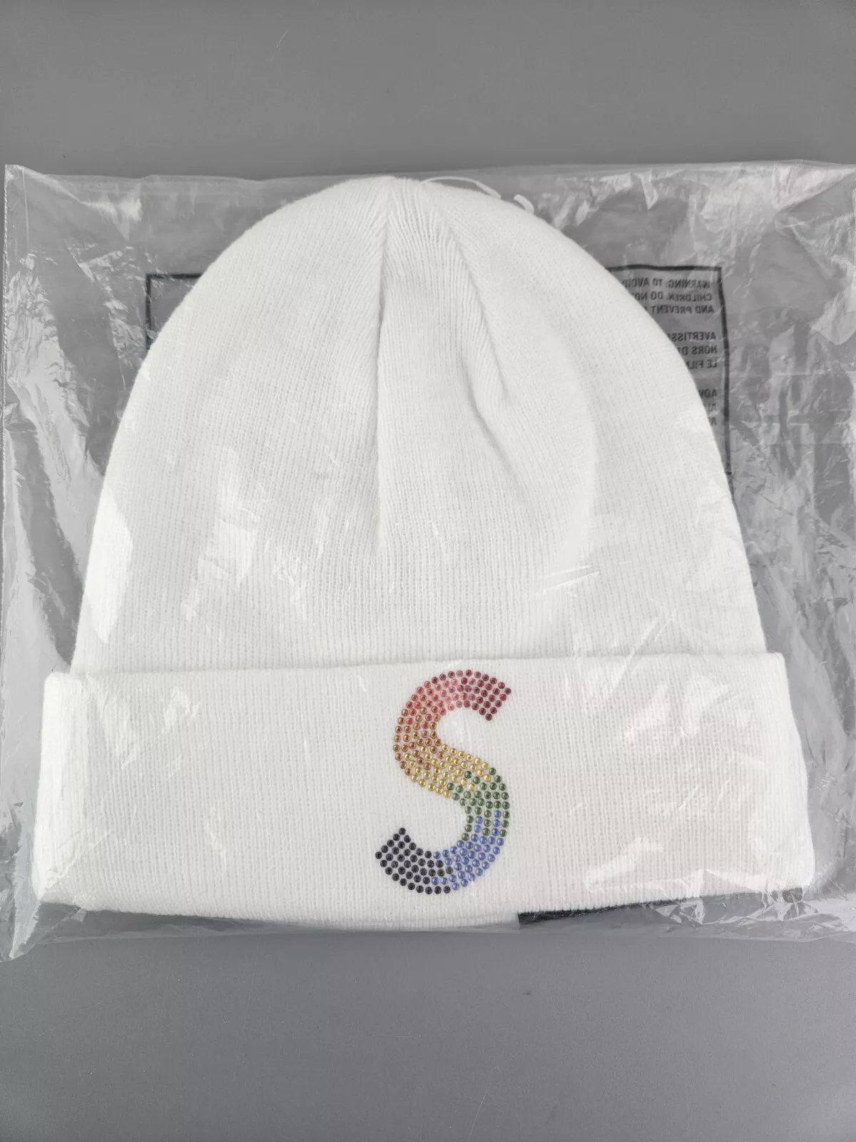 NEUF SUPREME x SWAROVSKI x NOUVELLE ÈRE « S » logo blanc arc en ciel cristal beanie ÉPUISÉ