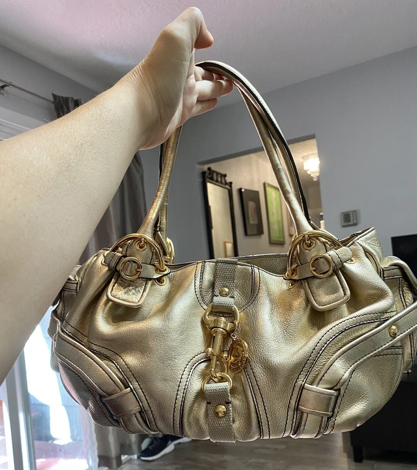 Juicy Couture Vint. Bolso Cartera L Cuero Dorado con Plumero y Dije EXCELENTE + ¡Estado! Foto 4 de 4