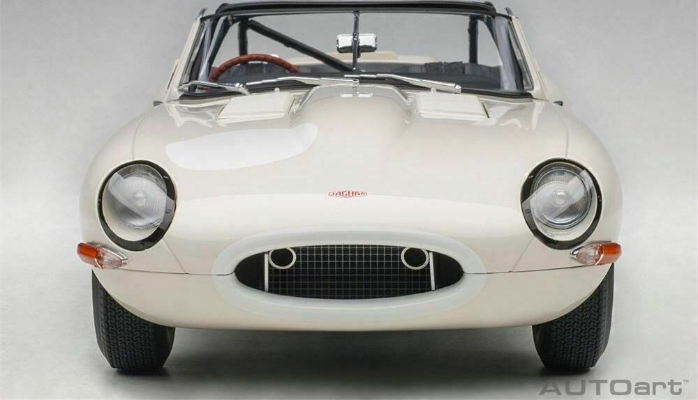 AUTOart Jaguar Lightweight E-Type Diecast Model Car - White, 1/18