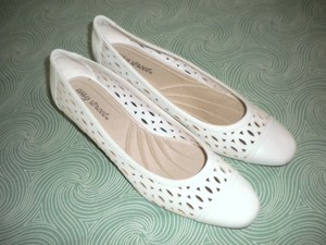 easy street white pumps