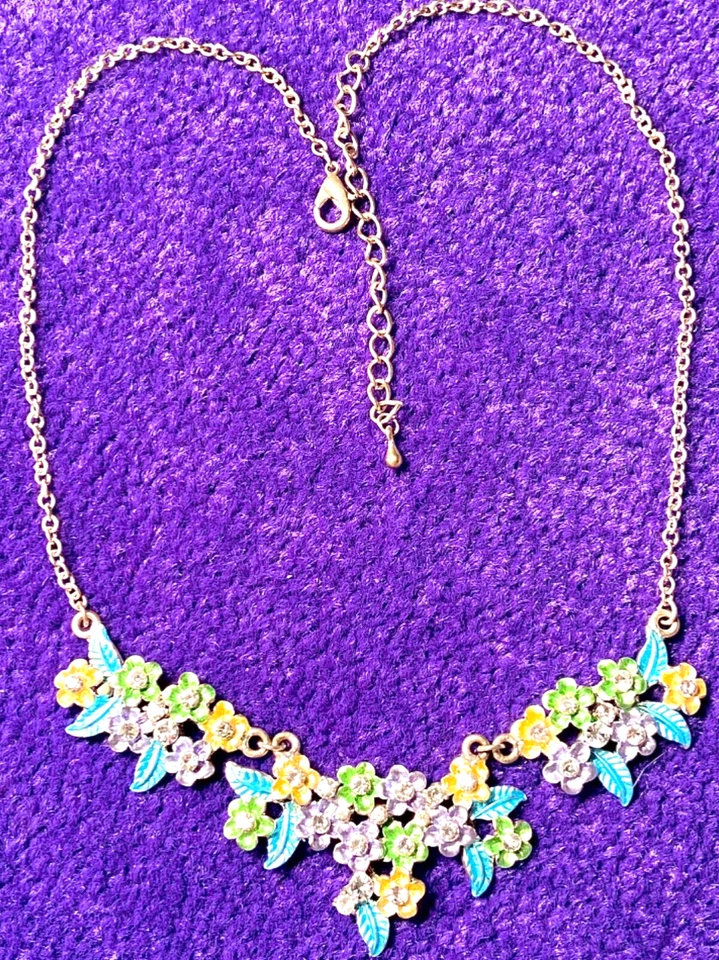 COLLAR SLV VINTAGE🇺🇸 MARCA 1928 METÁLICO PÚRPURA+AZUL+VERDE+FLORES AMARILLAS+CRISTAL Foto 3 de 4