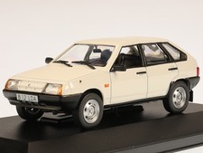 Lada Samara 2109 white Ostalgie modelcar in showcase 1:43