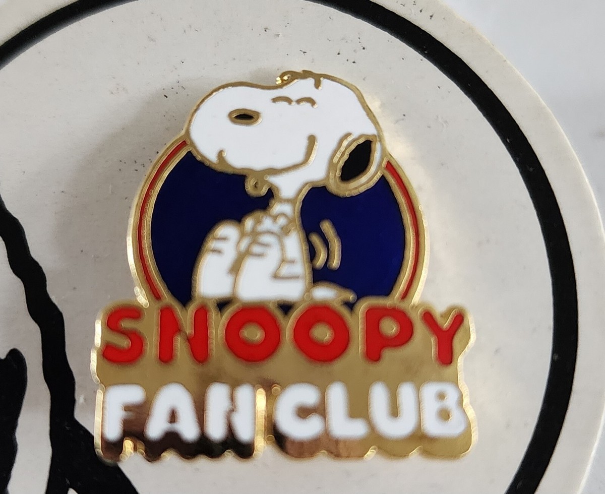 UNITED FEATURES PEANUTS SNOOPY FAN CLUB CLASP-TYPE 1958 PIN and