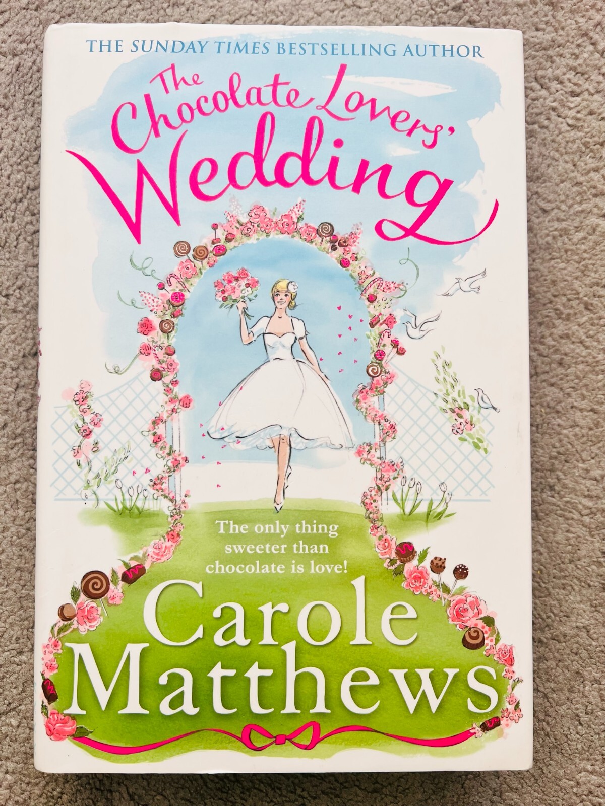 THE CHOCOLATE LOVERS' WEDDING by CAROLE MATTHEWS - signed by the author (SB2068)