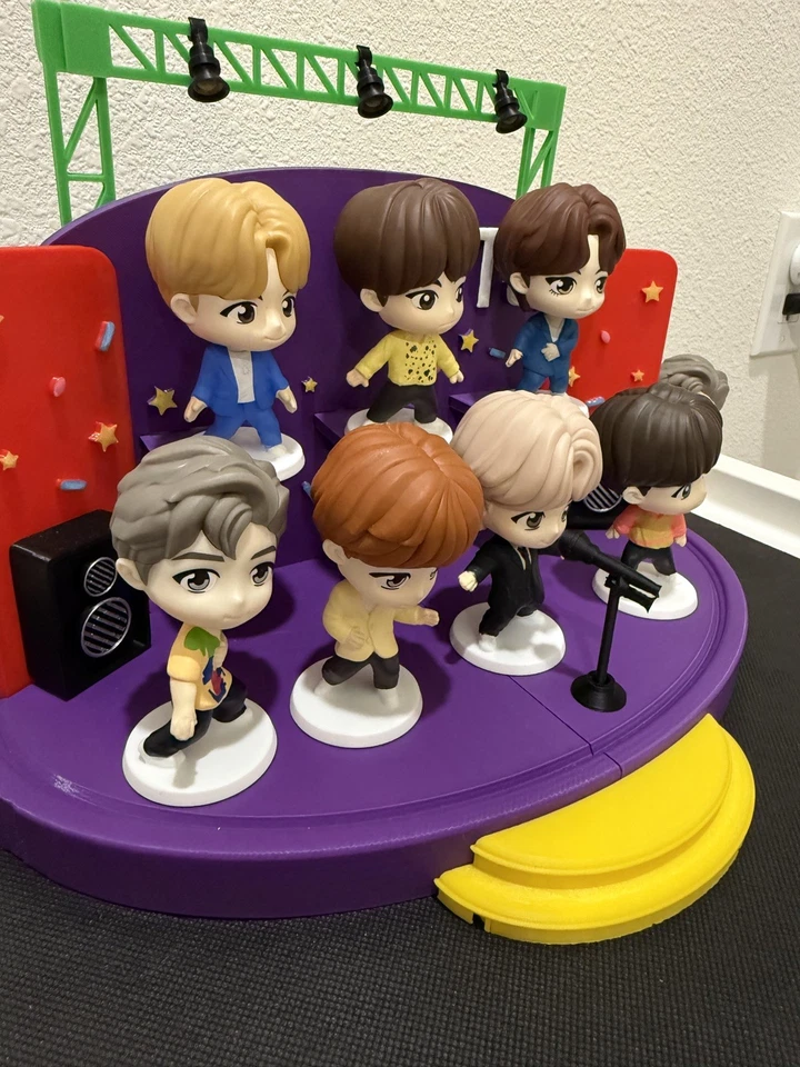 Soporte de exhibición inspirado en McDonald’s TinyTAN - Estante BTS impreso en 3D (se adapta a 7 juguetes) Foto 3 de 4