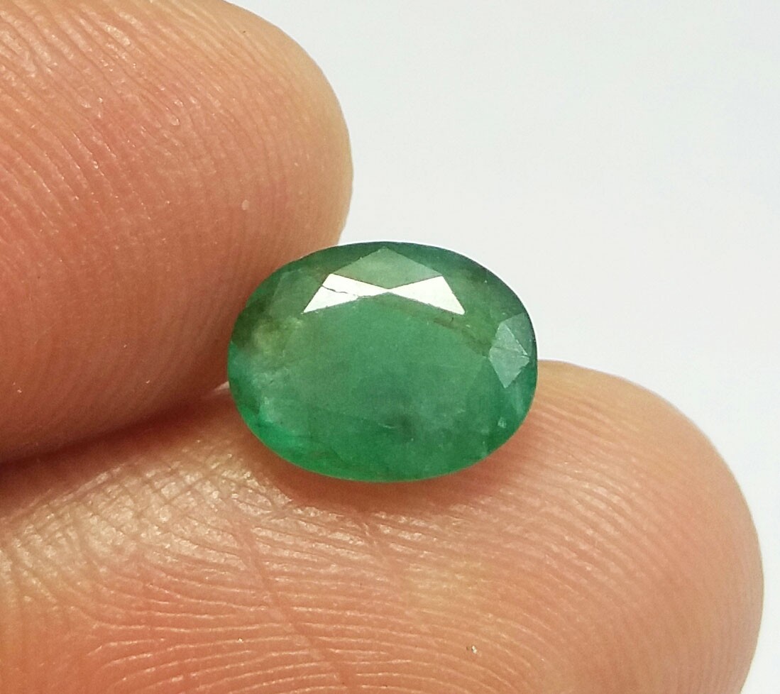 Gemas sueltas extraídas de tierra verde corte ovalado esmeralda de Zambia nat...