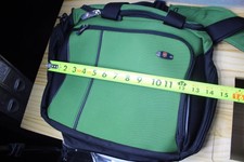 "Bolsa de viaje de lona Victorinox verde 15"" con correa y asa"