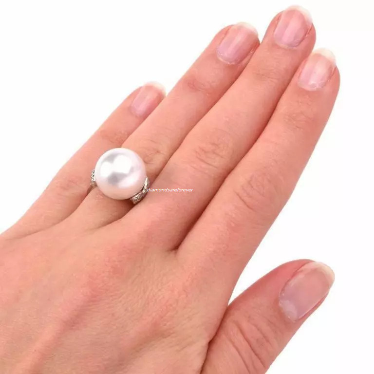 Anillo simple fino redondo grande del Mar del Sur de 14 mm perlas con detalles blancos claros circonita cúbica