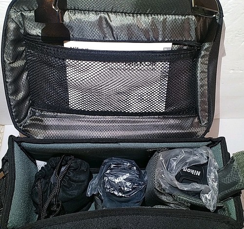 3 Nikon Lenses DX AF-S Nikkor 35mm 1:1.8g, AF-P 70-300 DX ED, AF-P 18-55mm W Bag - Picture 22 of 23