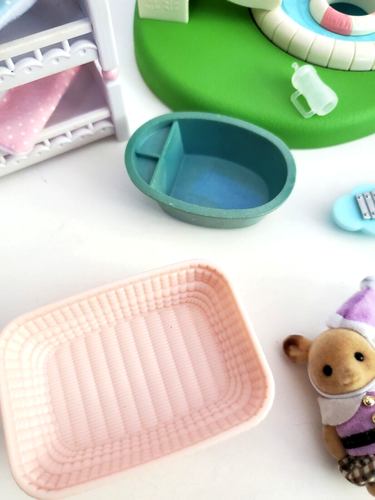 Lote Figuras Calico Critters Camas Tripletes, Tobogán Piscina Sandbox, Tren, Instrumentos - Imagen 9 de 9
