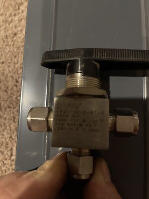 NewD- Pro SS-44XS6, 3-WAY BALL VALVE, 3/8 in. Tube Fitting