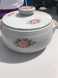 Halls-Superior-Quality-Kitchenware-658-White-Rose-Casserole-Dish-Rose