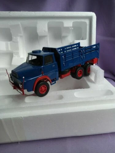 Véhicules miniatures rouges Neo Scale Models 1:43