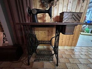 ALTE SINGER NÄHMASCHINE MIT FUßPEDAL & GESTELL / ALT / VINTAGE / ANTIQUITÄT