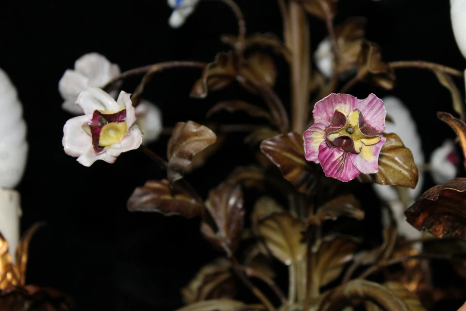 Lámpara de araña vintage francesa de metal con flores de loza 1970  Foto 4 de 4