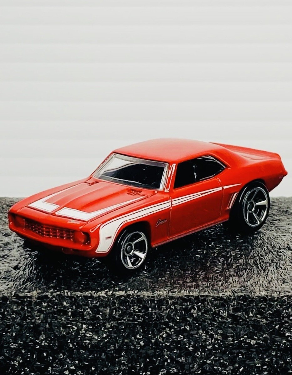 HWホットウィール/'69 Chevyシボレー Camaroカマロ 1/24 Amazon.com: Hot Wheels 1969 Chevy Camaro HKD24 : Toys & Games