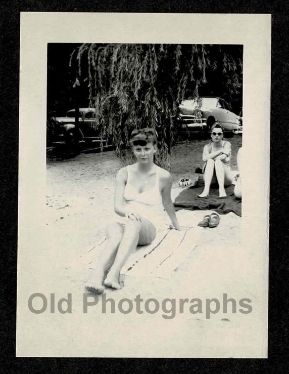 WOMEN SEXY SWIMSUITS LEGS FEET CARS WILLOW TREE BEACH OLD/VINTAGE PHOTO- H368