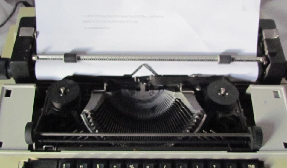 Elektrische Schreibmaschine Erika electric VEB Robotron + Anleitung + Farbband - Bild 2 von 4