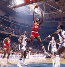 Playoffs Houston Rocklets Moses Malone en acción baloncesto 1977 foto antigua
