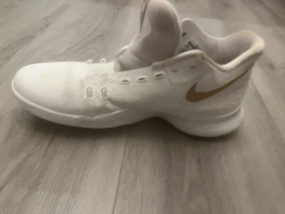 Nike Kyrie 3 'Finals' - Talla US 10.5 Foto 3 de 4