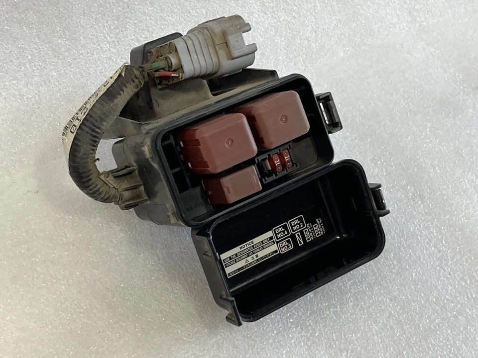2004 TOYOTA AVALON SMALL ENGINE FUSE RELAY BOX - Image 3 of 4