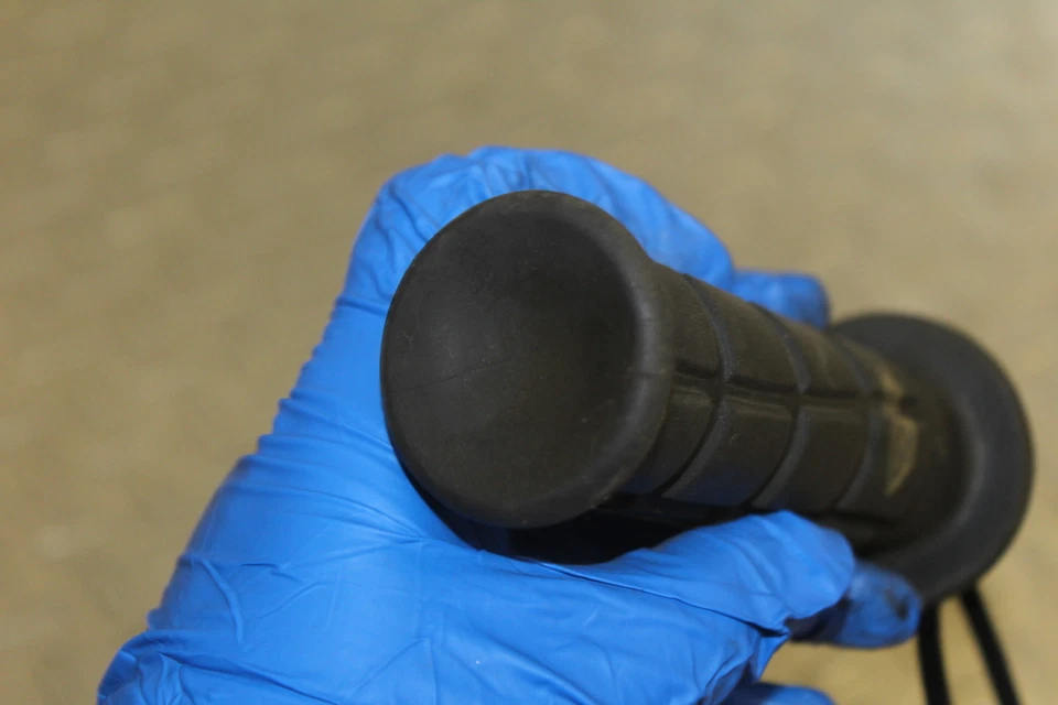 1980 KAWASAKI 750 LTD KZ750H RIGHT THROTTLE GRIP - Изображение 2 из 4