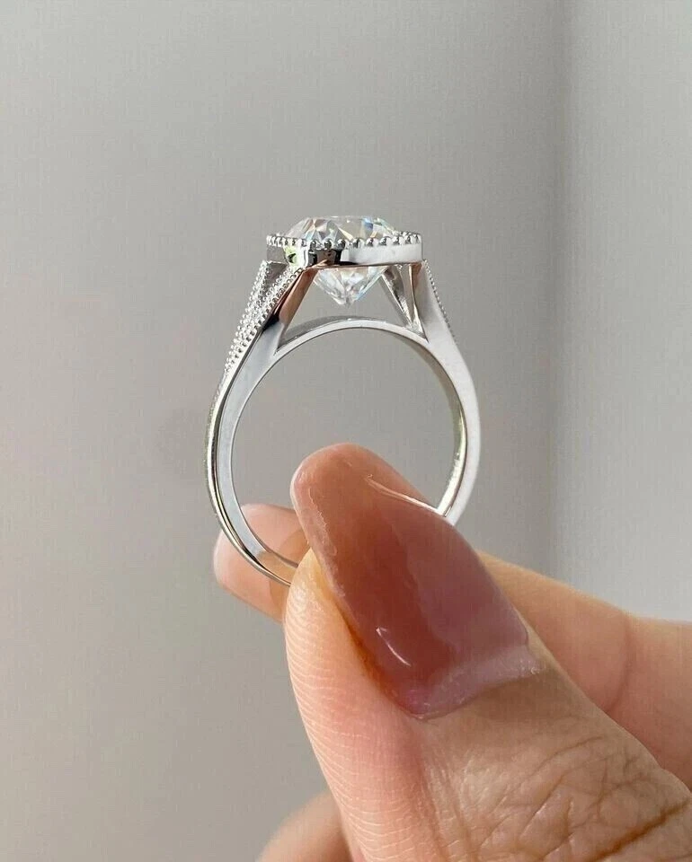 Anillo de oro blanco de 14 k con diamantes cultivados en laboratorio certificado IGI E VVS2 corte cojín de 2,10 quilates Foto 3 de 4